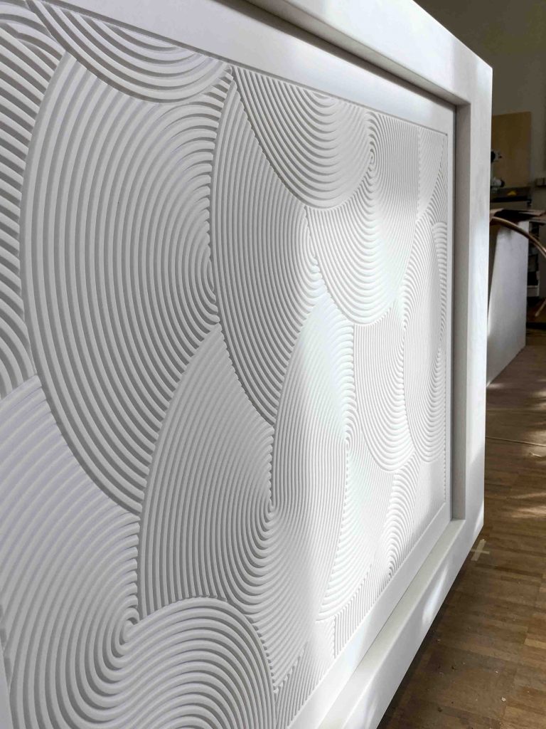 moderne, geometrische CNC Fräsarbeit an einer Designtür für den Interior Innenausbau