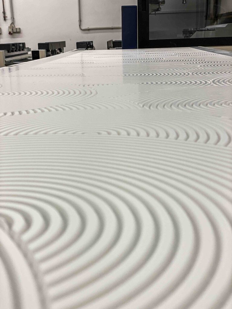 moderne, geometrische CNC Fräsarbeit an einer Designtür für den Interior Innenausbau