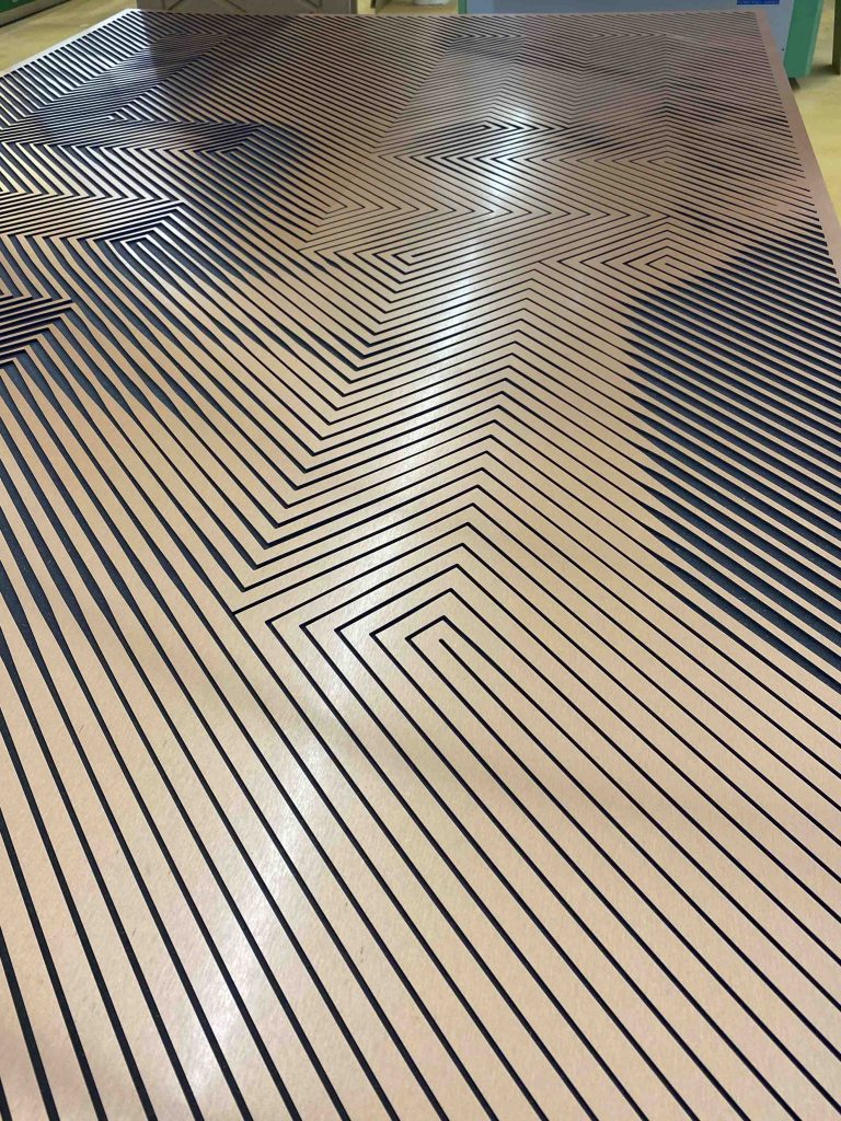 moderne, geometrische CNC Fräsarbeit an einer Designtür für den Interior Innenausbau