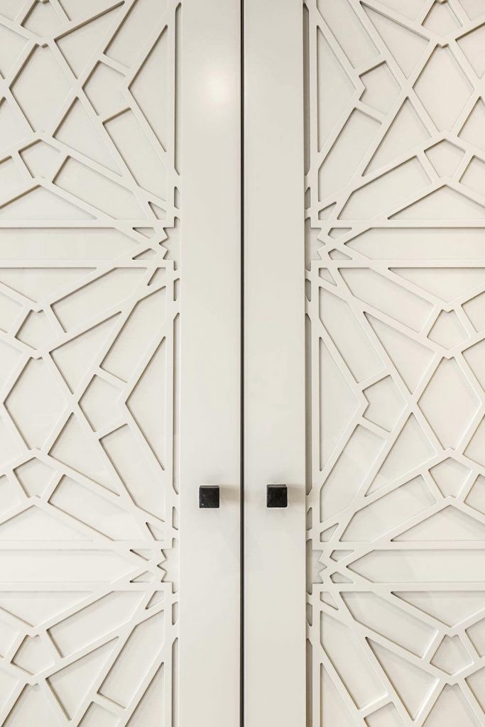 moderne, geometrische CNC Fräsarbeit an einer Designtür für den Interior Innenausbau